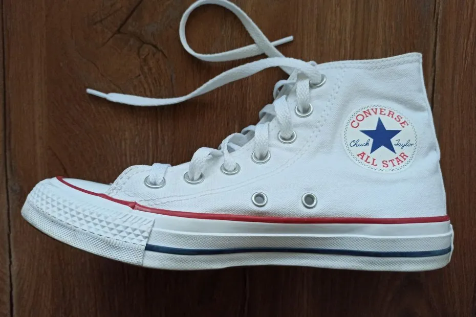 Zdjęcie Jak czyścić trampki, aby uniknąć żółknięcia i zniszczeń?
