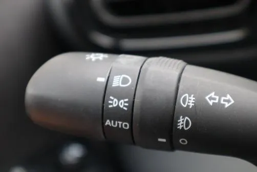 Zdjęcie Jak włączyć światła przeciwmgielne przednie w Toyota Yaris - proste kroki