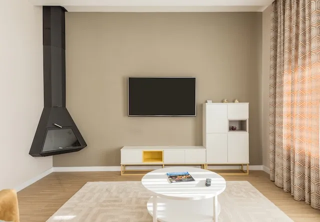 Zdjęcie Gdzie dekoder przy wiszącym telewizorze? Oto najlepsze rozwiązania