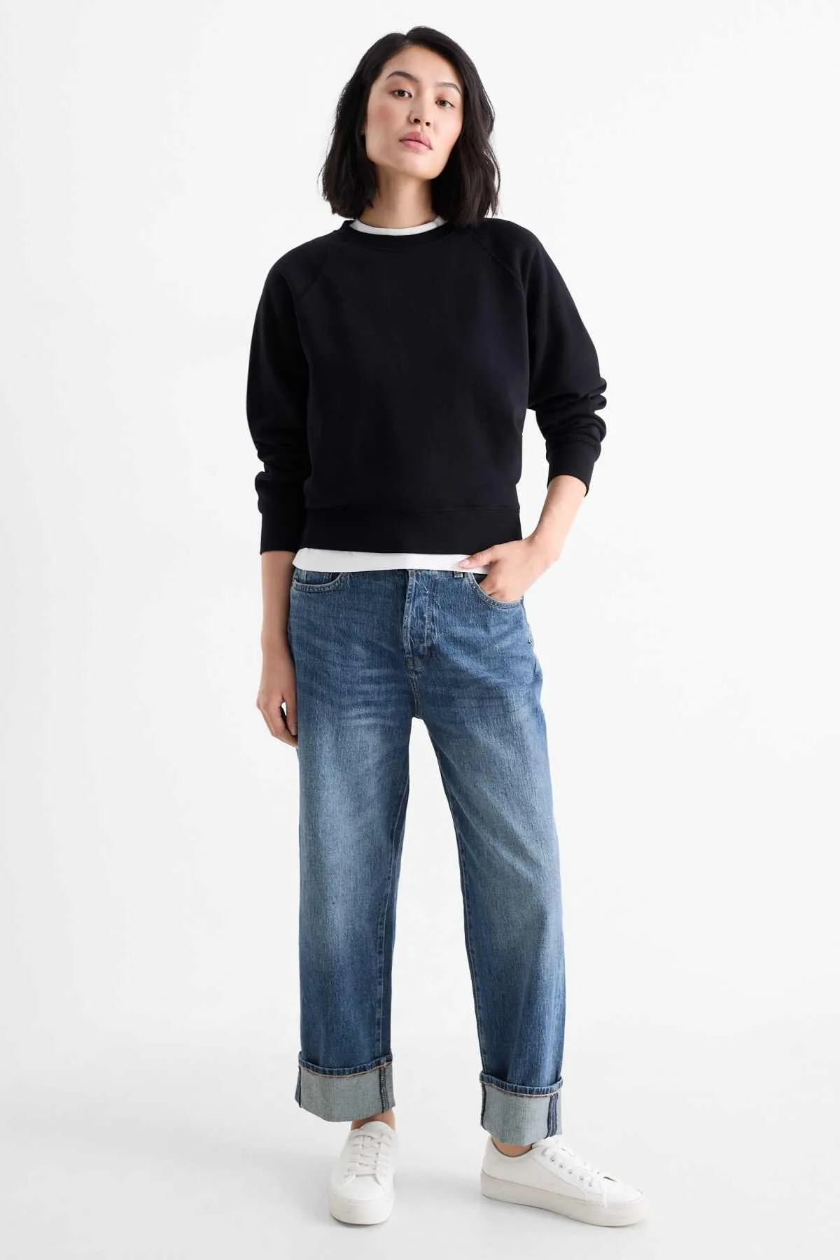 Zdjęcie Spodnie cropped co to znaczy? Odkryj ich styl i zastosowanie w modzie