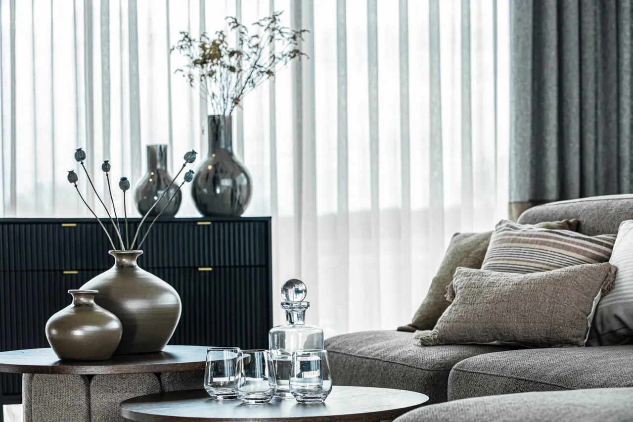 Zdjęcie Pusty kąt w salonie? 10+ pomysł&oacute;w na aranżację i funkcjonalność