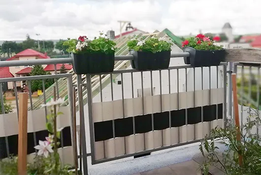 Zdjęcie Skuteczne sposoby na osłonę balkonu od wiatru, które musisz znać