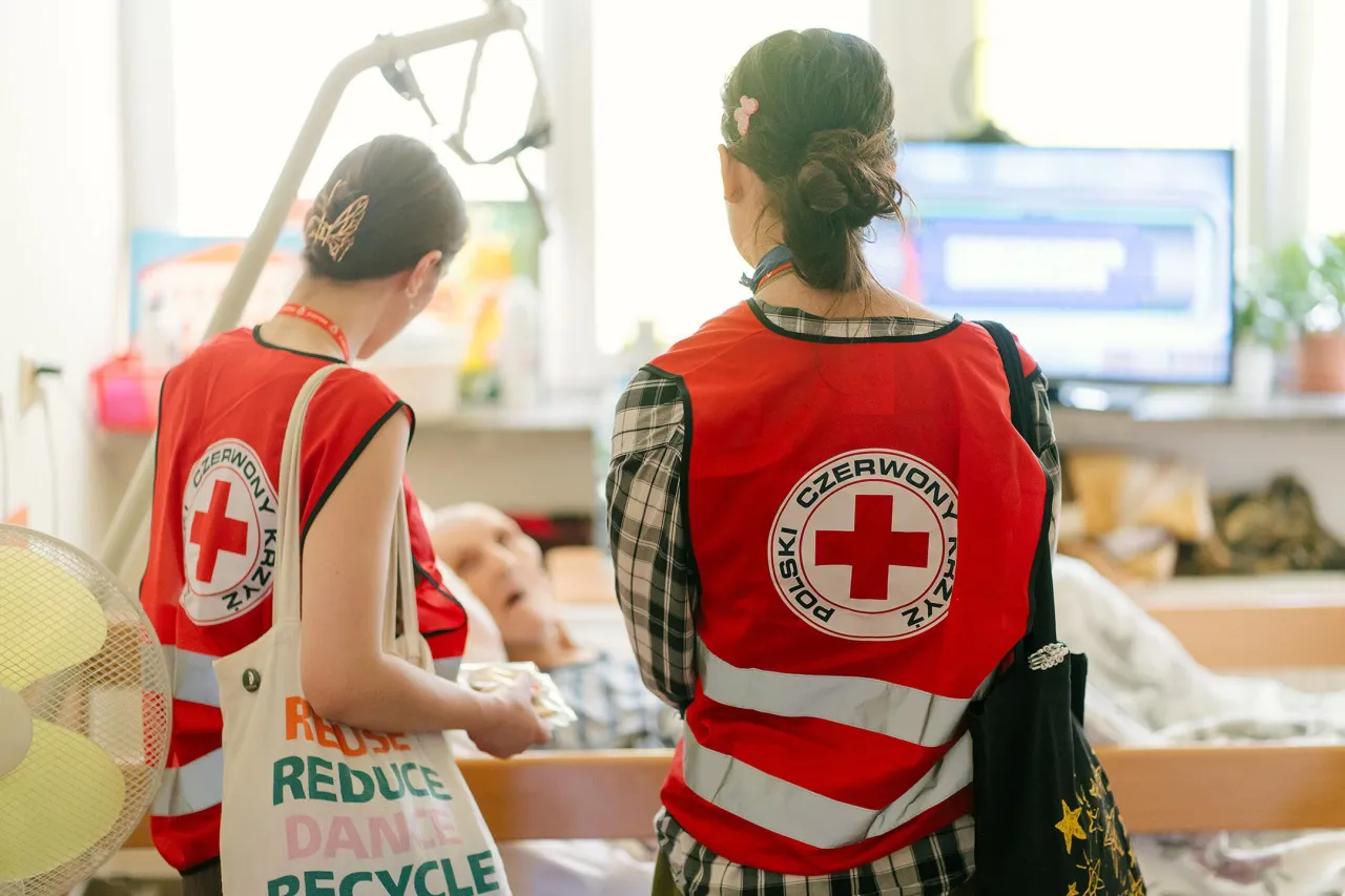 Zdjęcie Ile kosztuje opiekunka z PCK? Ceny, które Cię zaskoczą