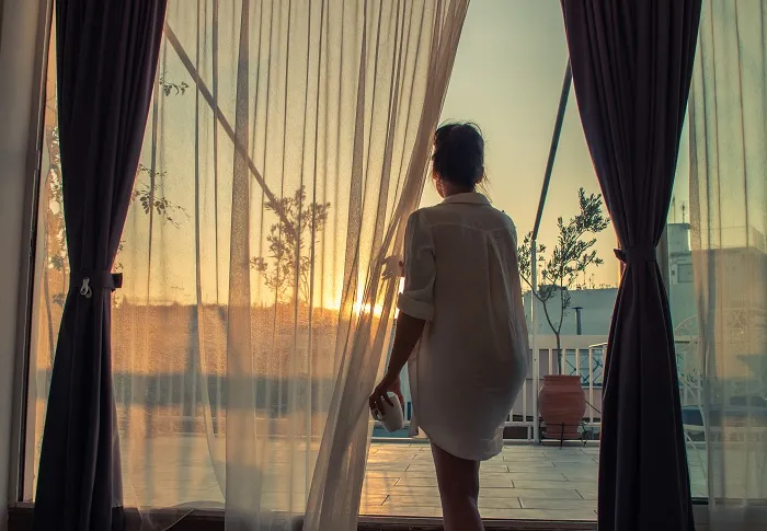 Zdjęcie Jak zamontować zasłony na balkonie w bloku bez wiercenia i kłopotów