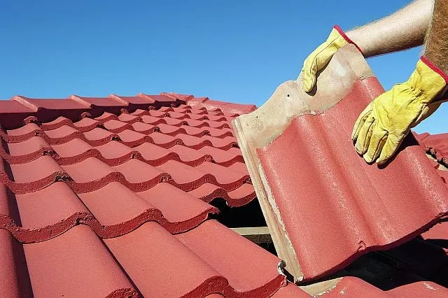 Zdjęcie Jak skutecznie ciąć dachówkę ceramiczną bez jej uszkodzenia