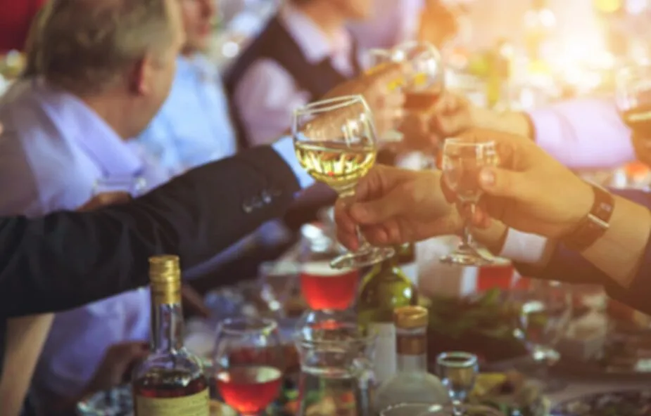Zdjęcie Czy picie alkoholu w piątek to grzech? Odkryj prawdę o moralności