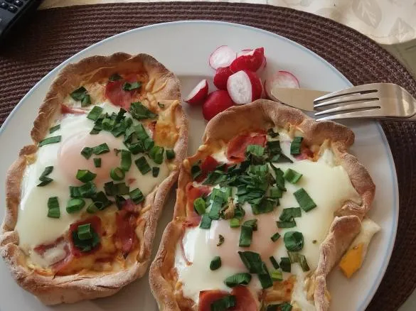 Zdjęcie Pizza z jajkiem: kiedy wbić jajko, aby uzyskać idealną konsystencję