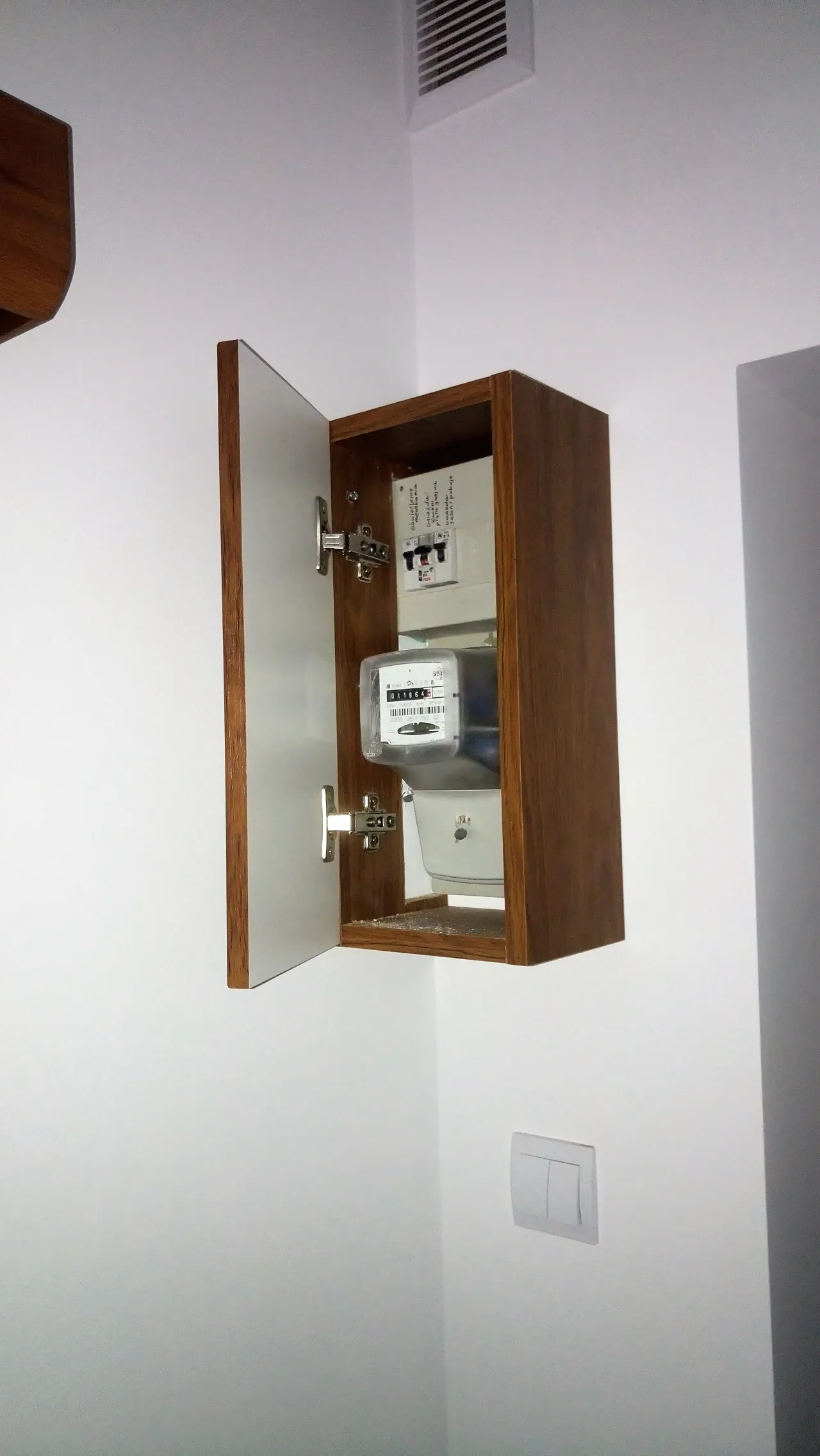 Zdjęcie Jak zabudować licznik elektryczny w przedpokoju i uniknąć problemów z dostępem