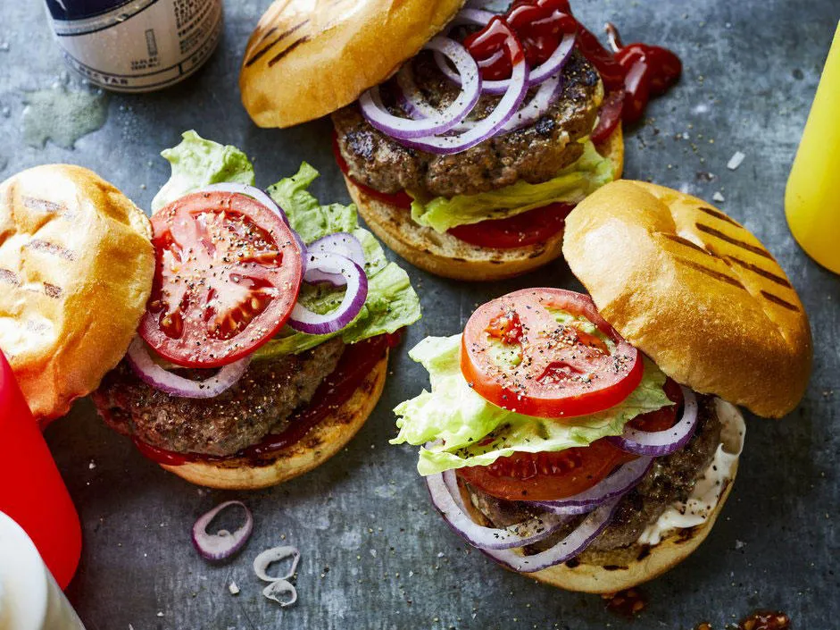 Zdjęcie Z czym hamburgery? Odkryj najlepsze składniki i dodatki do burgerów