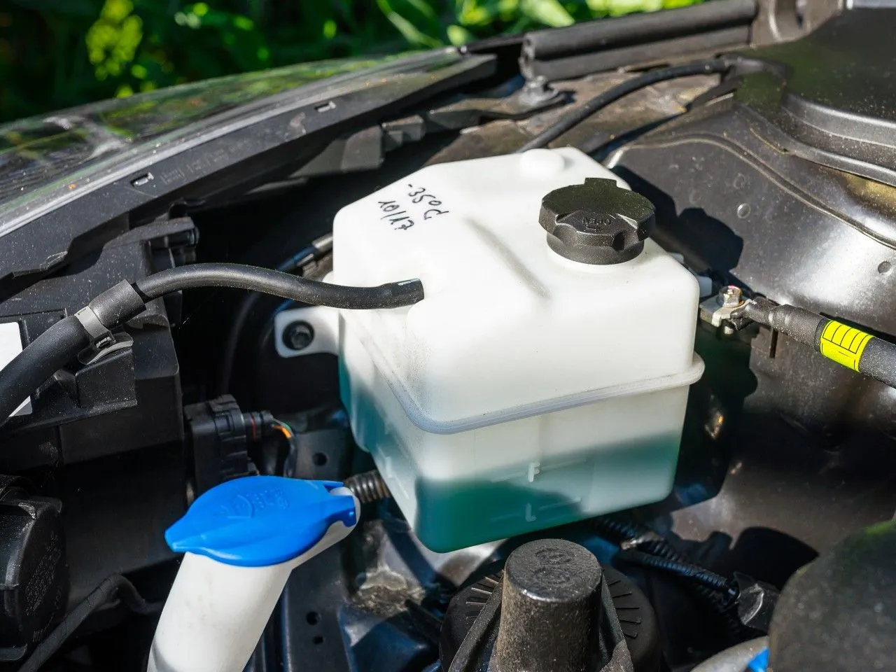 Zdjęcie Brak płynu w chłodnicy - dlaczego nie można jechać bez niego?