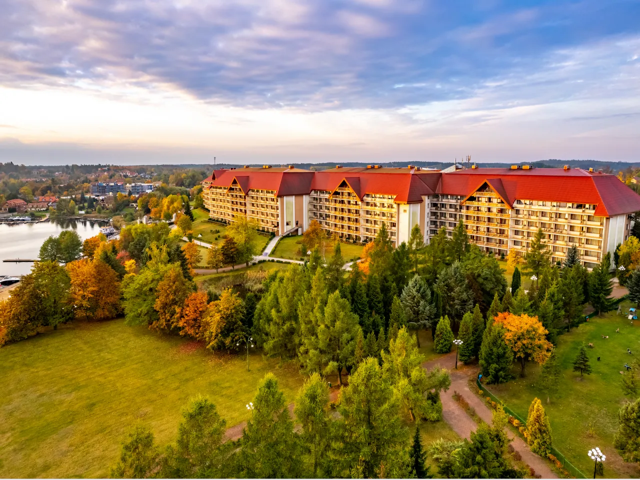 Zdjęcie Ile pokoi ma hotel Gołębiewski w Mikołajkach? Sprawdź szczegóły!