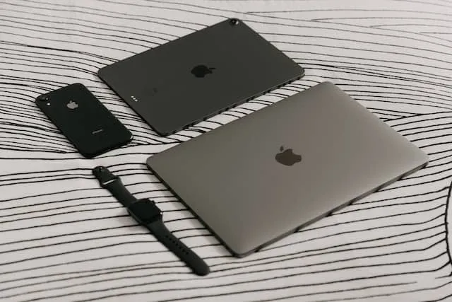 Zdjęcie Wymiana baterii w iMad – oszczędź na serwisie iPhone i ciesz się jakością