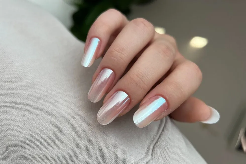 Zdjęcie Które paznokcie maluje się na inny kolor? Odkryj modne trendy manicure
