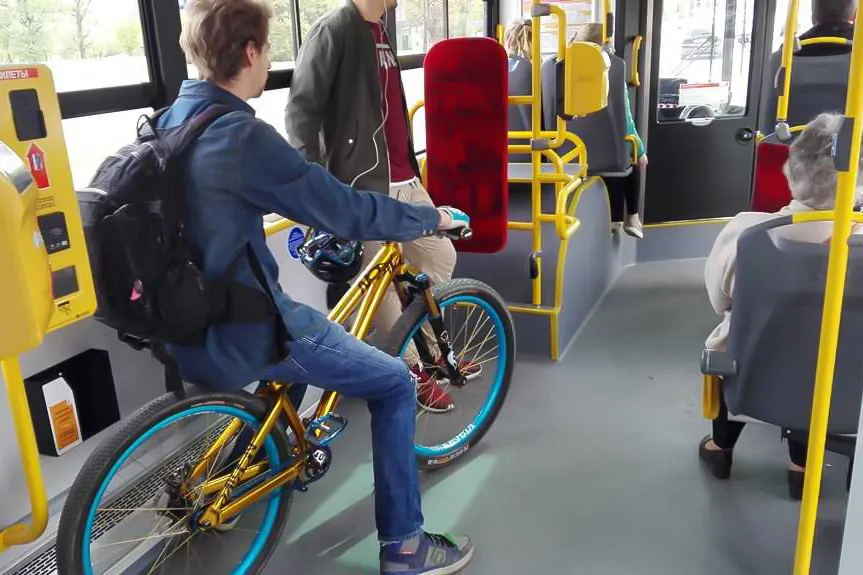 Zdjęcie Czy można z rowerem do autobusu? Zasady przewozu i praktyczne porady