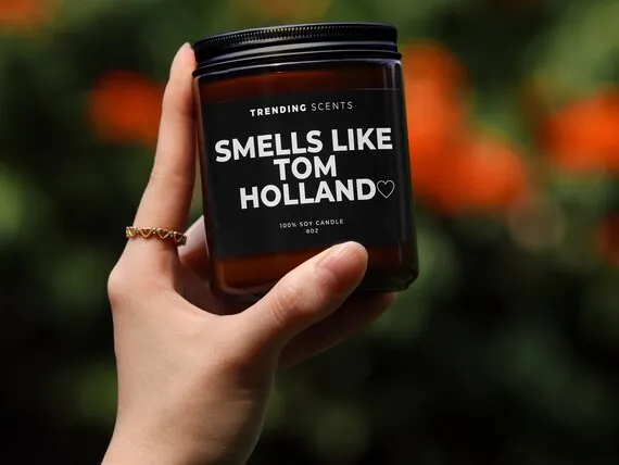Zdjęcie Świeczka o zapachu Toma Hollanda - idealny wybór dla fanów aromatów