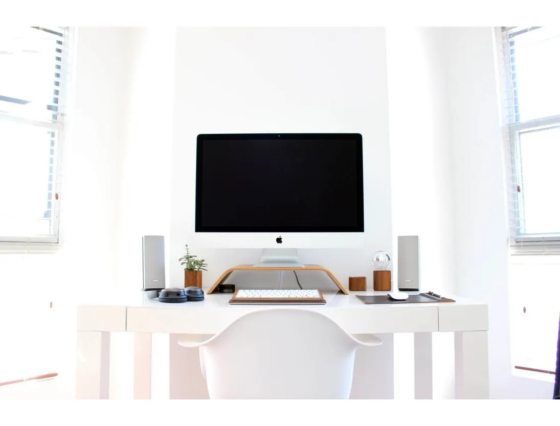 Zdjęcie Jak uporządkować kable i zyskać więcej miejsca w swoim biurze