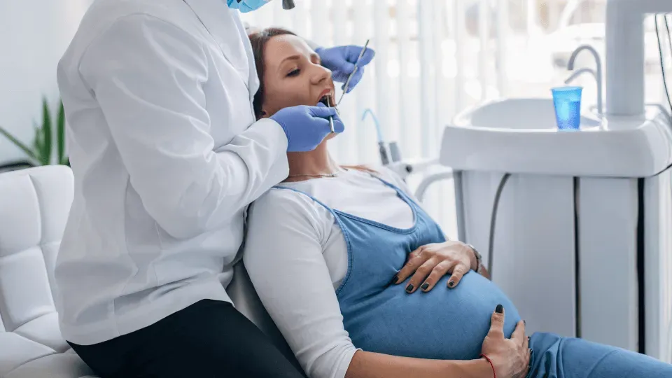 Zdjęcie Czy w ciąży można chodzić do dentysty? Bezpieczne wizyty i porady