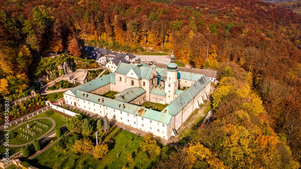 Zdjęcie Sanktuarium Matki Bożej Szkaplerznej w Czernej – historia, msze i pielgrzymki