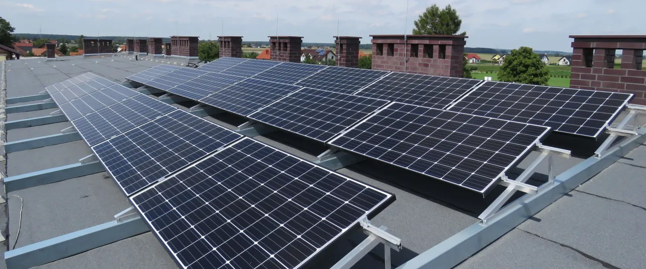 Zdjęcie  Fotowoltaika na płaskim dachu - jak zamontować panele fotowoltaiczne?