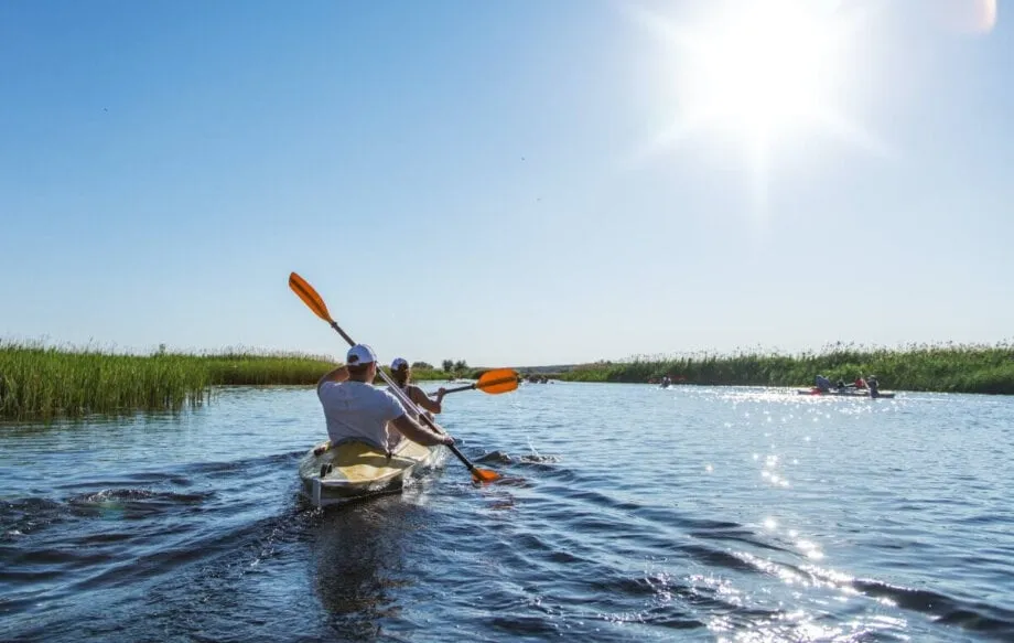 Zdjęcie Ile kosztuje spływ kajakiem? Poznaj ceny i uniknij ukrytych opłat.
