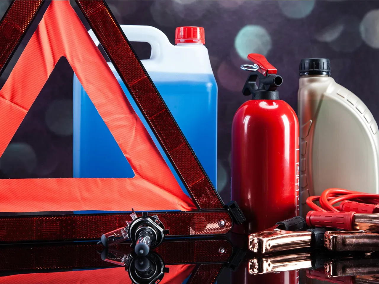 Tr&oacute;jkąt ostrzegawczy, gaśnica, płyn do spryskiwaczy, żar&oacute;wka i kable rozruchowe &ndash; podstawowe wyposażenie samochodu we Włoszech.