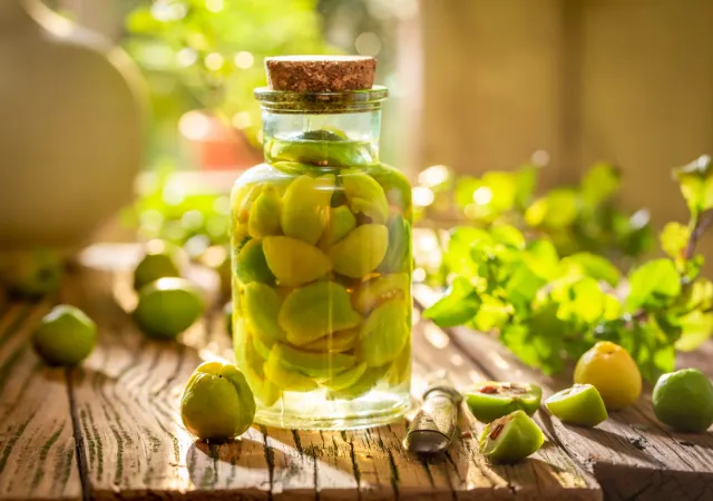 Nalewka z pigwy zielonej w słoiku