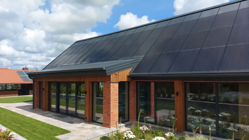 Nowoczesna instalacja fotowoltaiczna na dachu domu jednorodzinnego w Polsce, słoneczny dzień