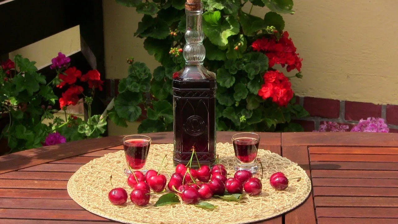 Butelki z gotową nalewką czereśniową w piwnicy