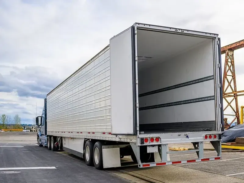 ciężar&oacute;wka załadowana vs pusta