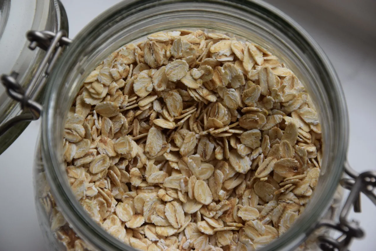 Różne rodzaje płatków owsianych (zwykłe, górskie, błyskawiczne)
