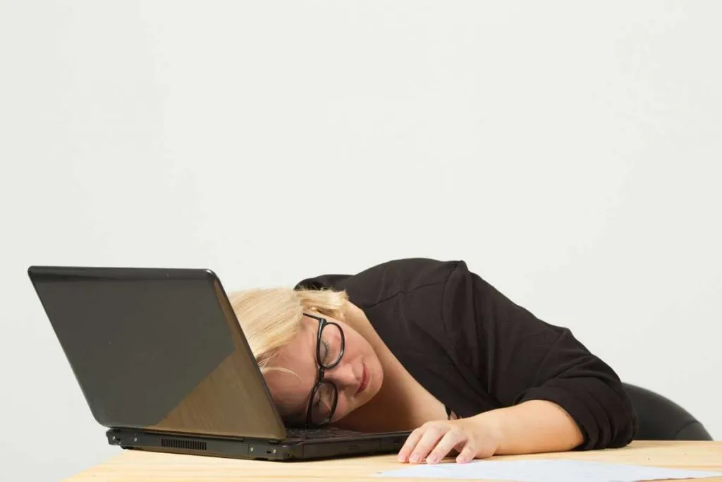 osoba zmęczona, problemy ze snem, wahania wagi