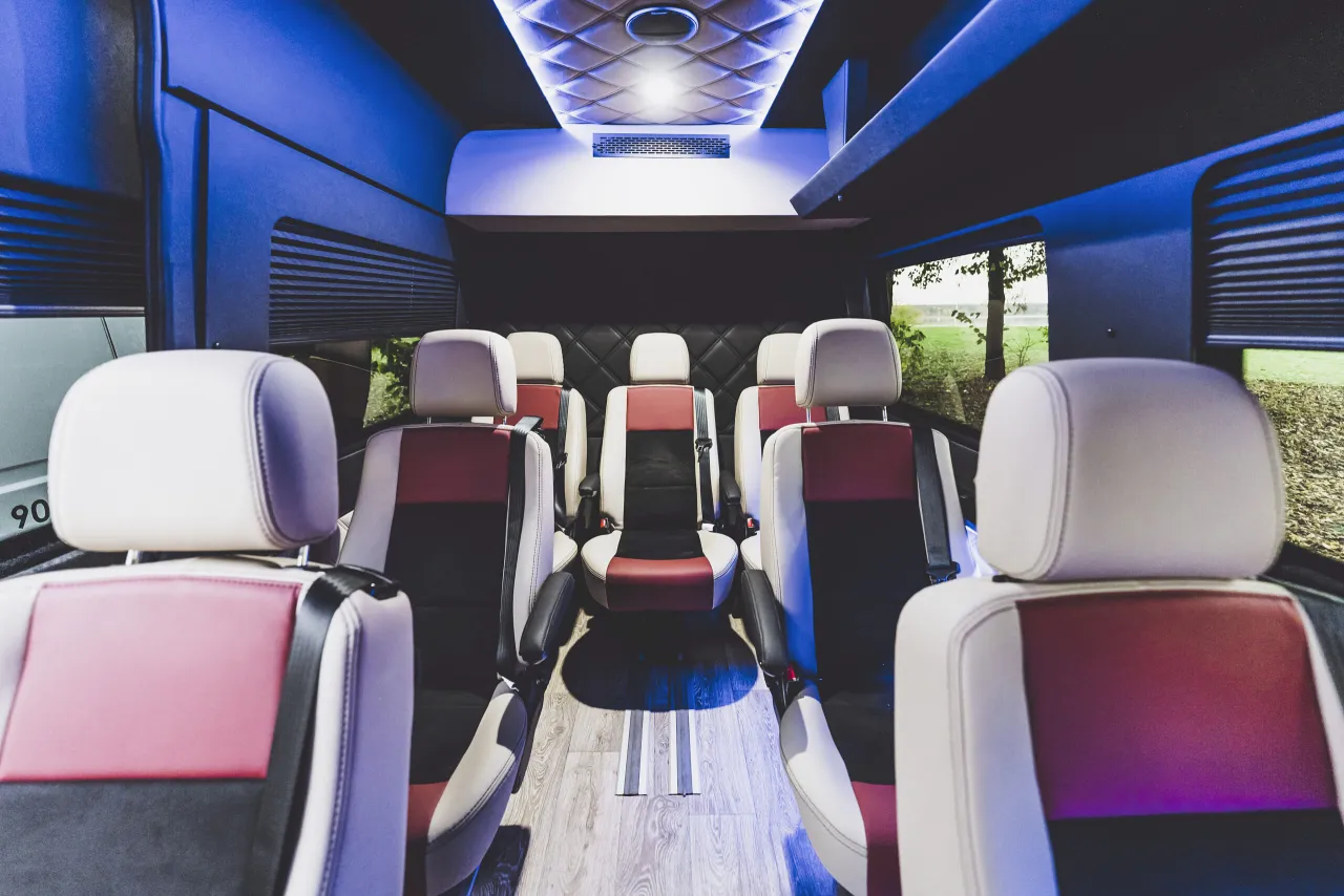 wnętrze busa do holandii udogodnienia