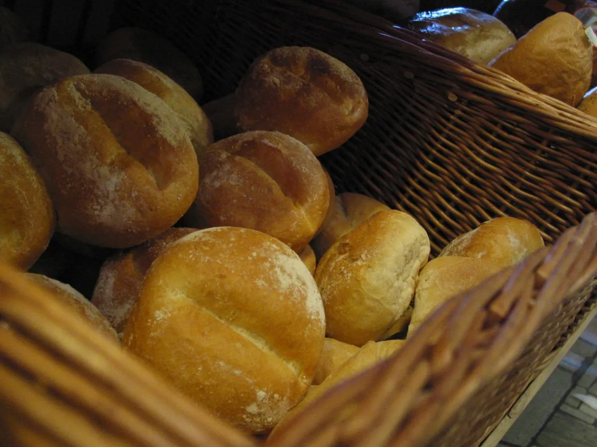 porównanie kaloryczności pieczywa bułka maślana kajzerka grahamka chałka