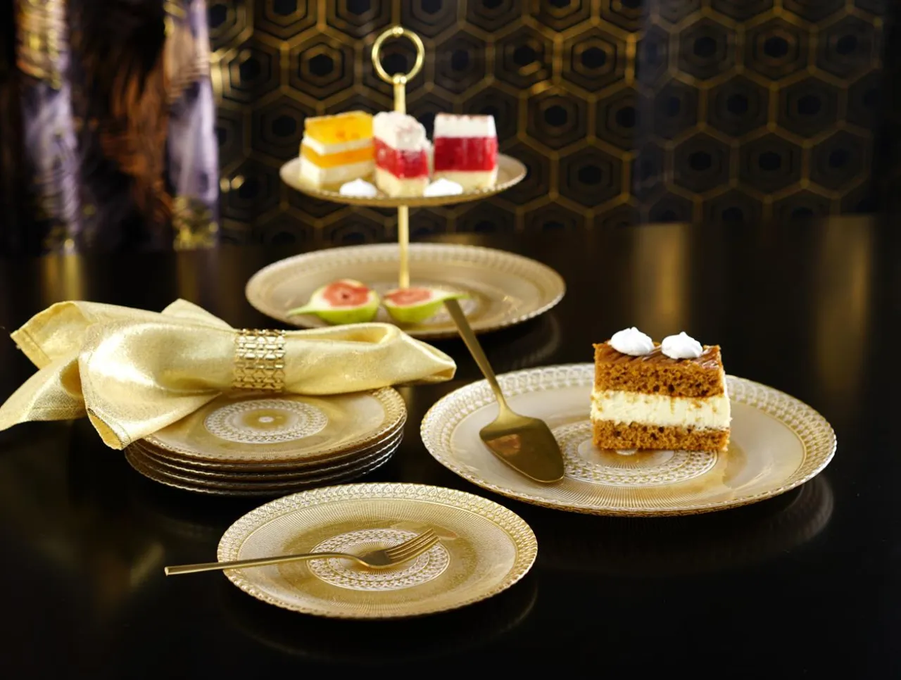 kawałki różnych ciast weselnych na talerzykach