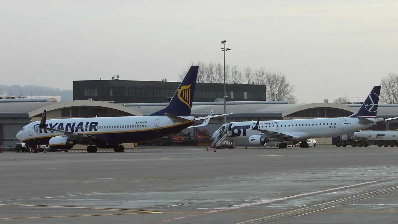 Samoloty LOT i Ryanair na lotnisku. Zastanawiasz się, ile trwa lot z Warszawy do Palermo?