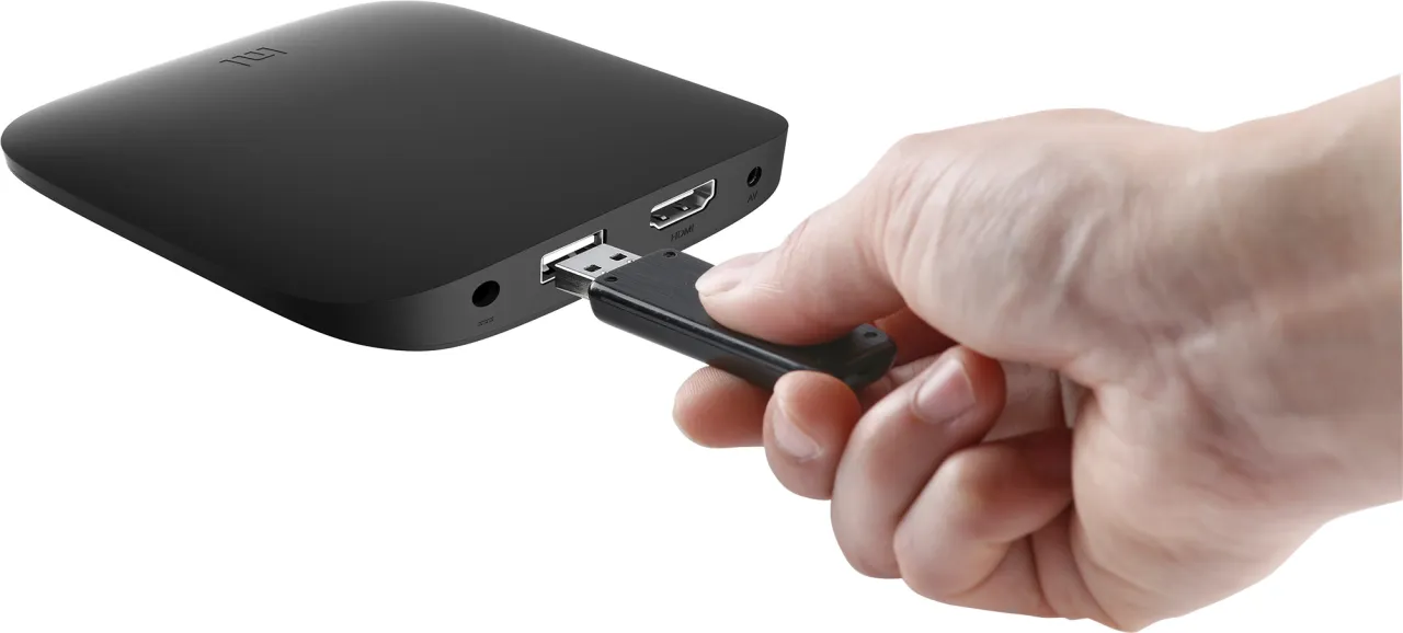 Podłącz pendrive do Mi Box, aby zainstalować przeglądarkę.