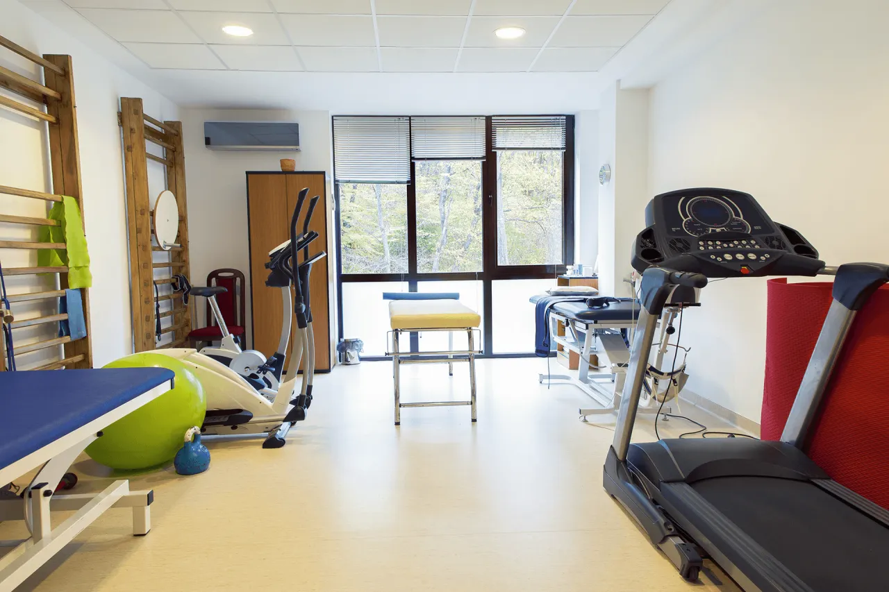 Fizjoterapeuta w pracy z pacjentem, nowoczesny gabinet fizjoterapii