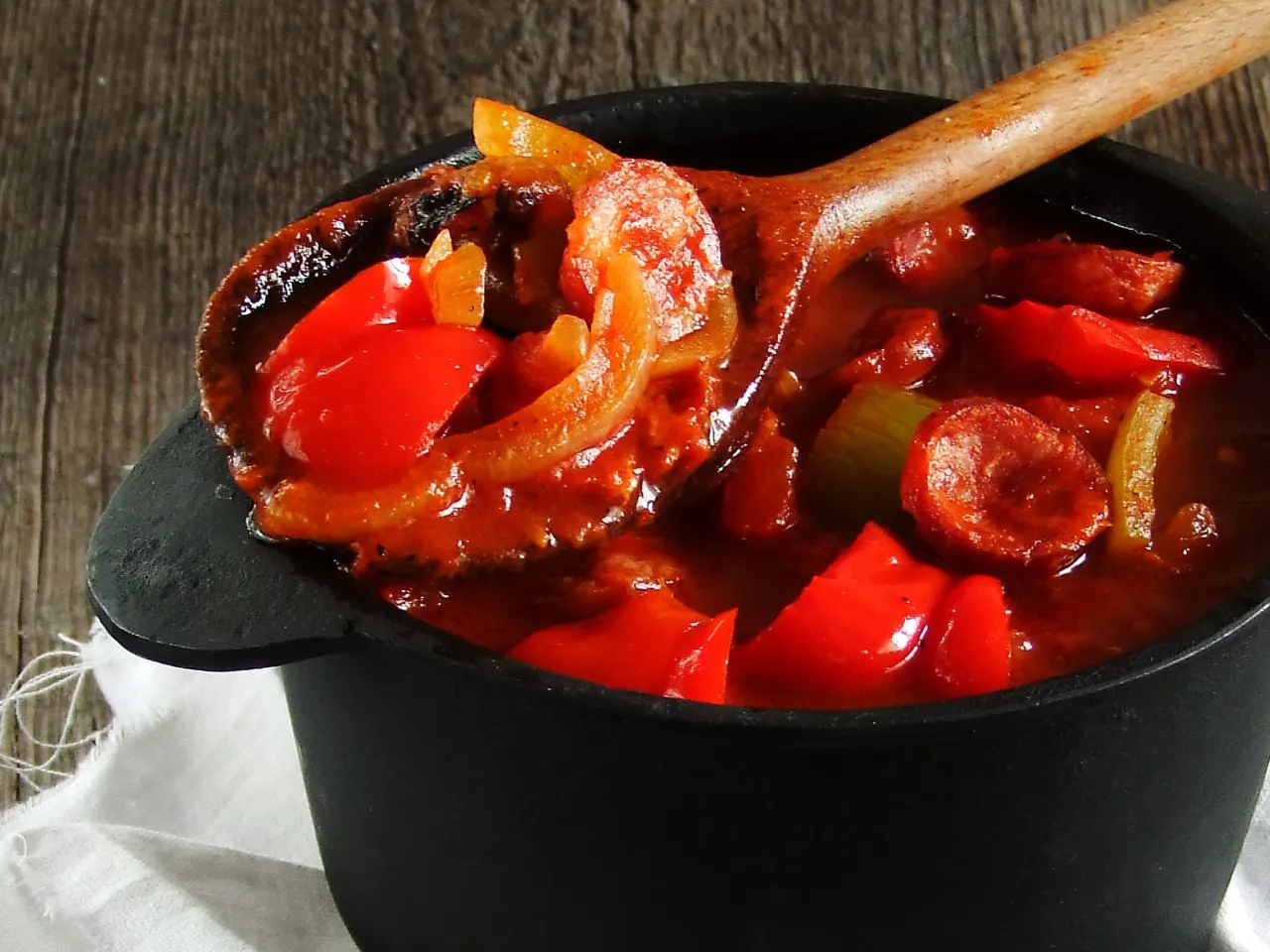 Tradycyjne węgierskie leczo z kiełbasą