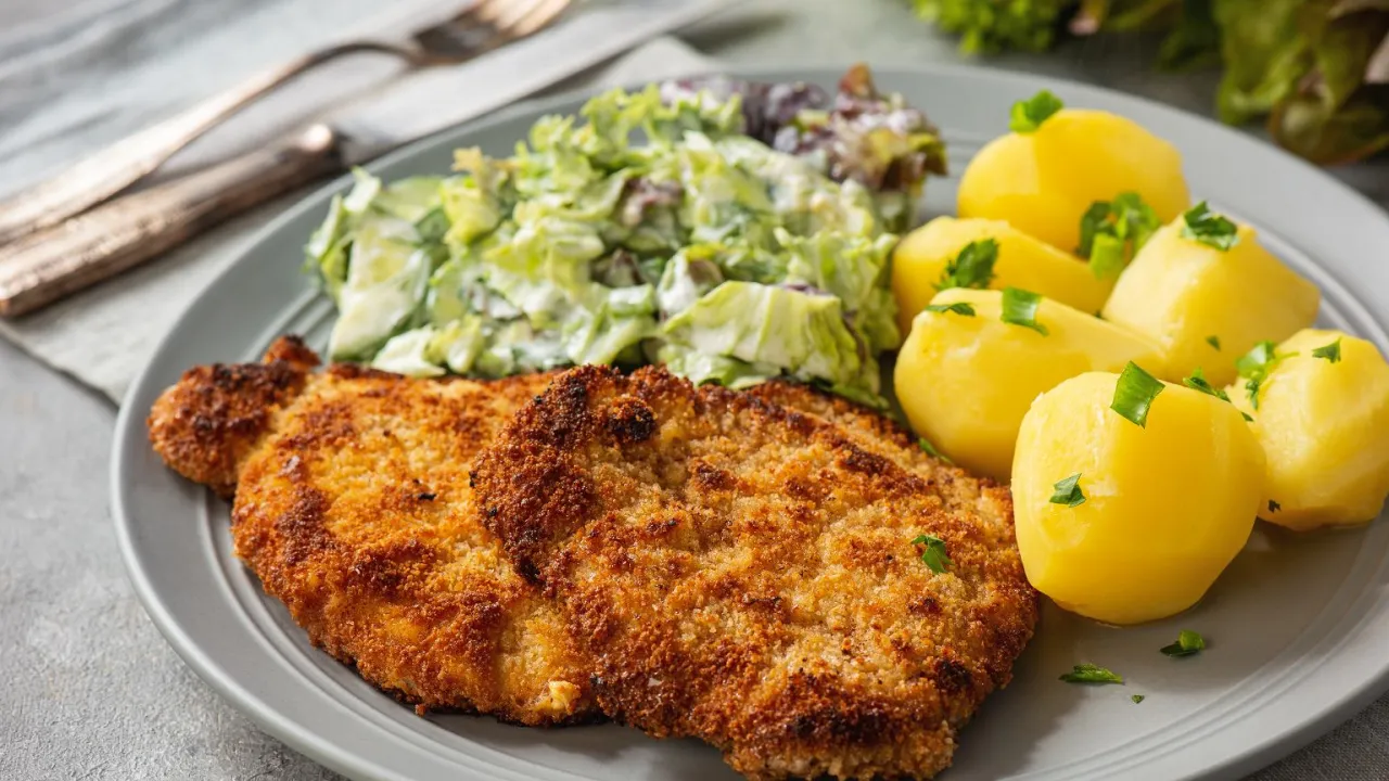 Schabowy z różnymi surówkami na talerzu