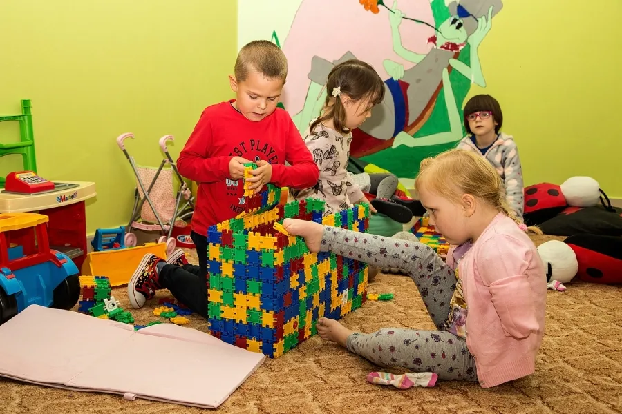 dzieci w przedszkolu bawią się