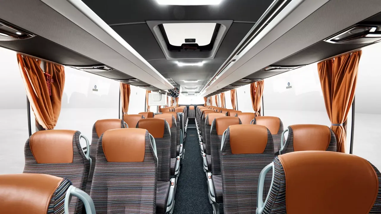 różne typy autokarów turystycznych wnętrze i zewnętrzne