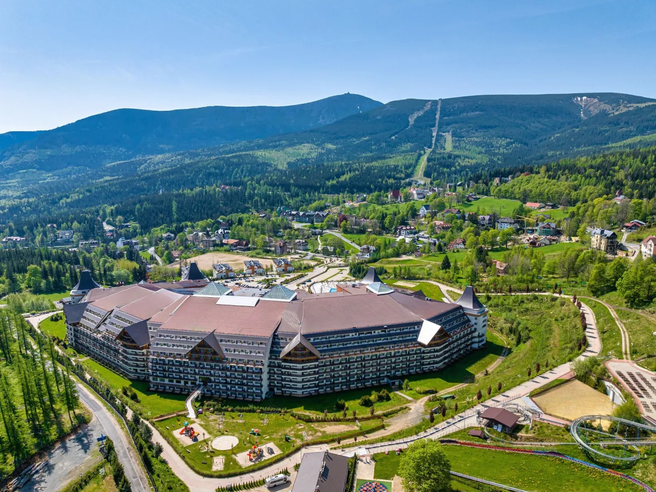 Wielki hotel Gołębiewski w otoczeniu gór i lasów. Zastanawiasz się, ile kosztuje doba w hotelu Gołębiewskim dla dwóch osób?