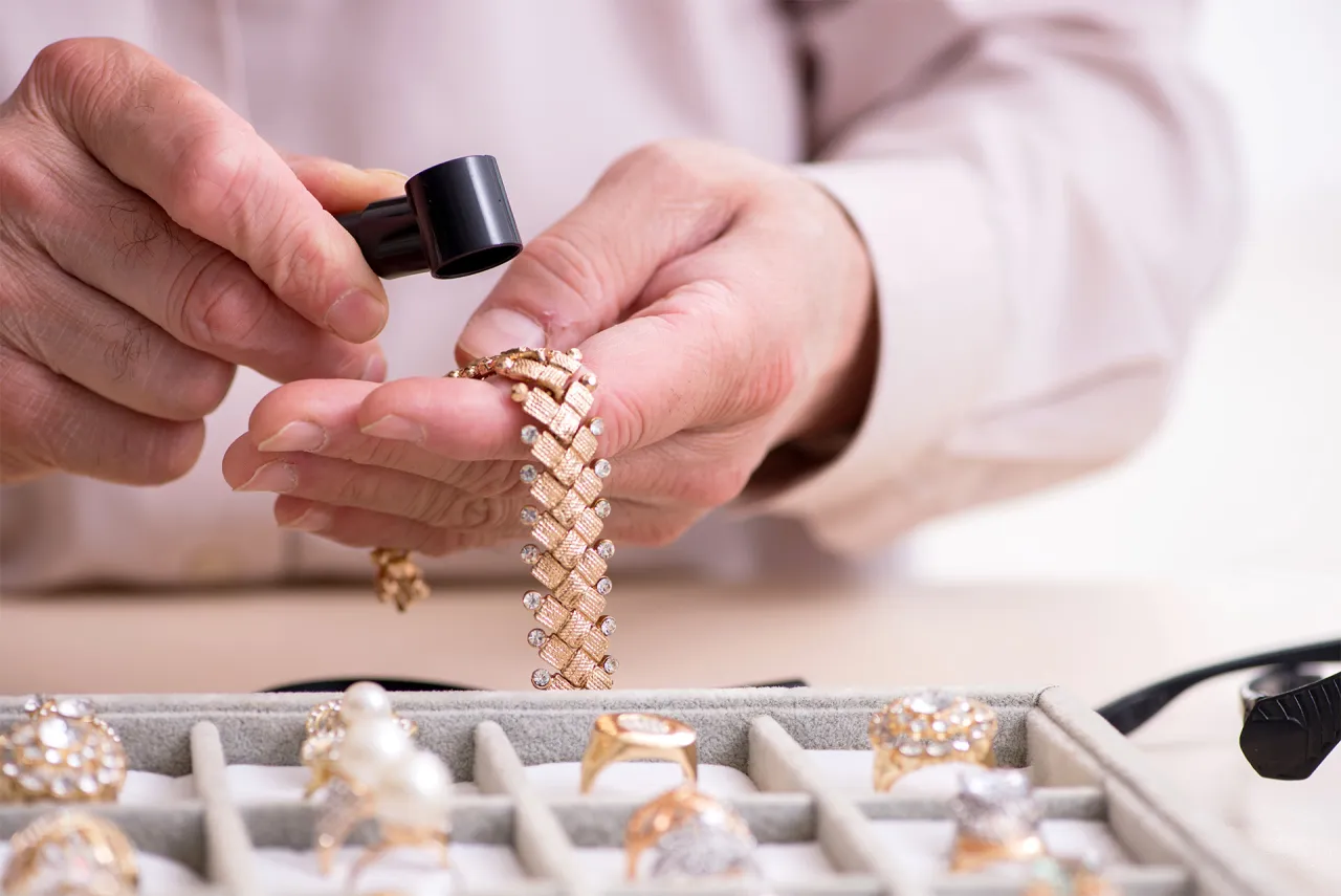 jubiler sprawdza złoto