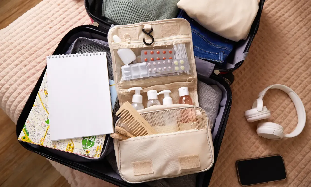 spakowana walizka na wakacje do Tunezji, paszport, euro, krem z filtrem