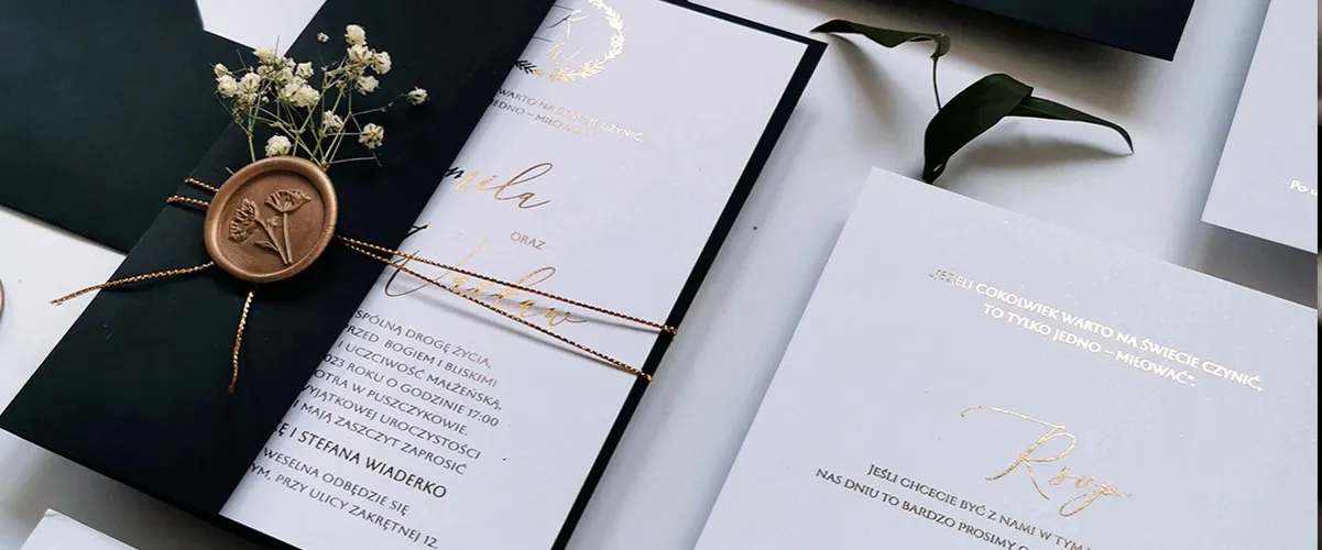 różne zaproszenia na stole urodzinowe ślubne biznesowe