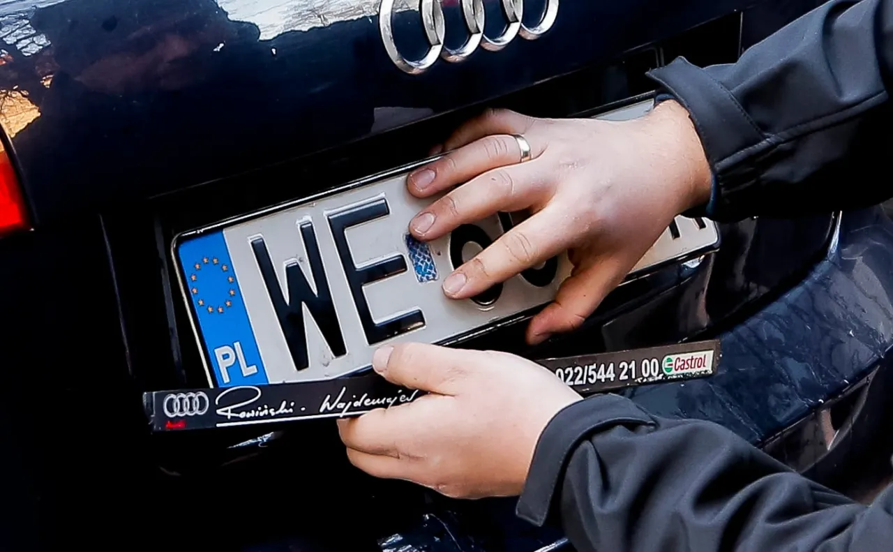 demontaż tablicy rejestracyjnej z ramki na zatrzaski