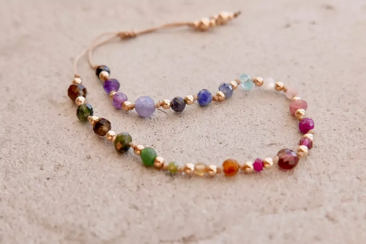 różnokolorowe bransoletki symbolika