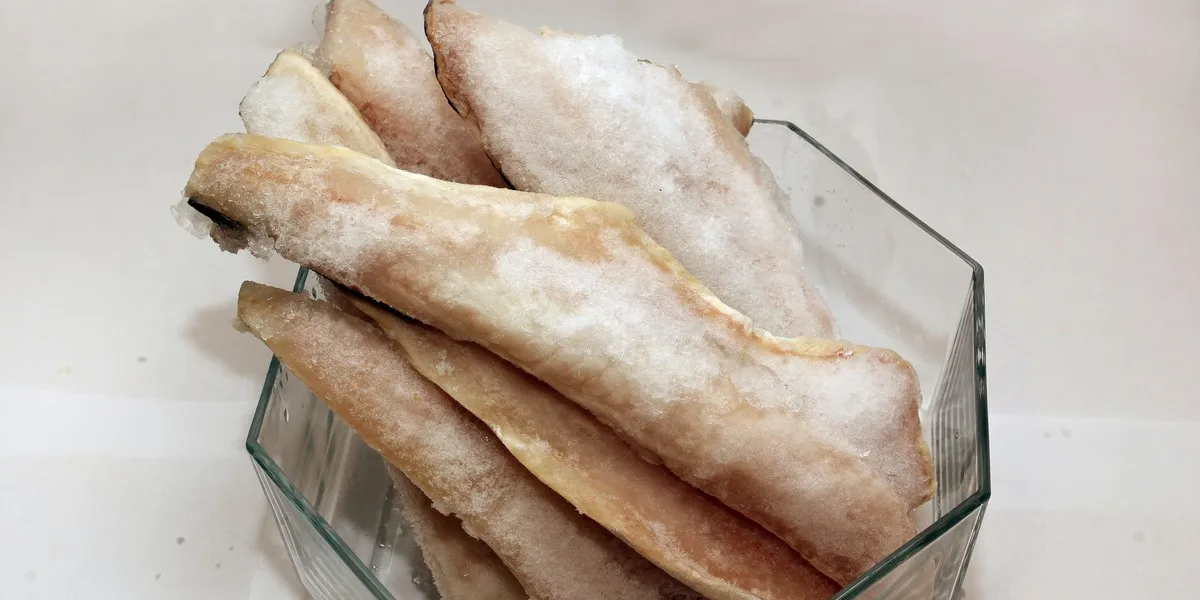 Rozmrażanie ryby w lod&oacute;wce