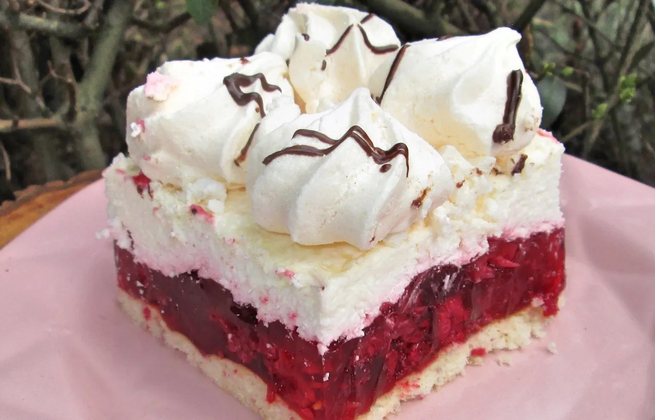 Malinowa Chmurka na biszkopcie przekrój