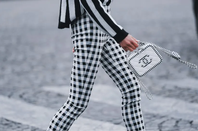 Stylizacje spodnie w pepitkę z różnymi kolorami bluzek